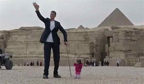 Watch Worlds Tallest Man And Shortest Woman Meet For The First Time