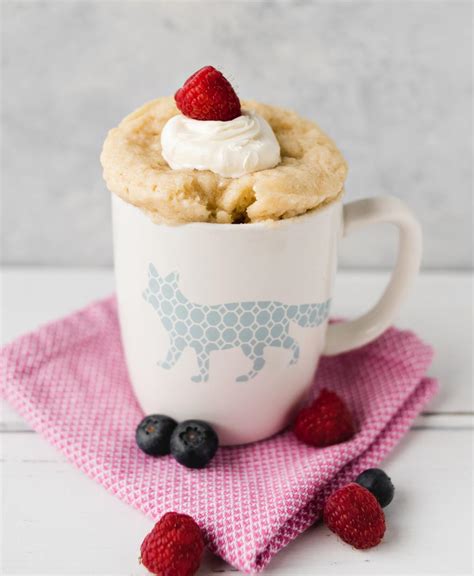 A very vanilla mug cake to rule the land! Moist Vanilla Mug Cake Recipe (2 Minutes!) | RecipeLion.com