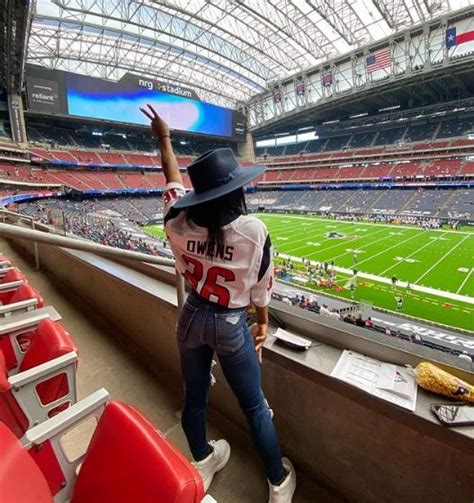 Simone Biles Too Big For Her Boots In Tiny Waist Showoff At Nfl Stadium