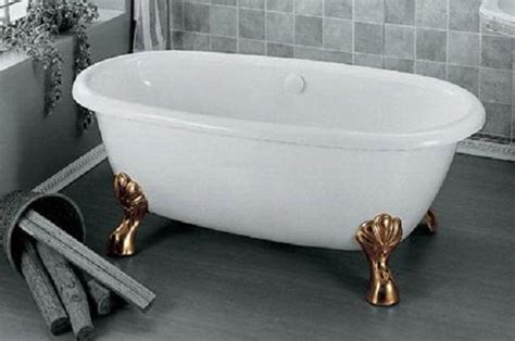 When your bathtub gets old and nasty you have a few options to fix it. Antique Bathtub | Victorian | Old Fashioned