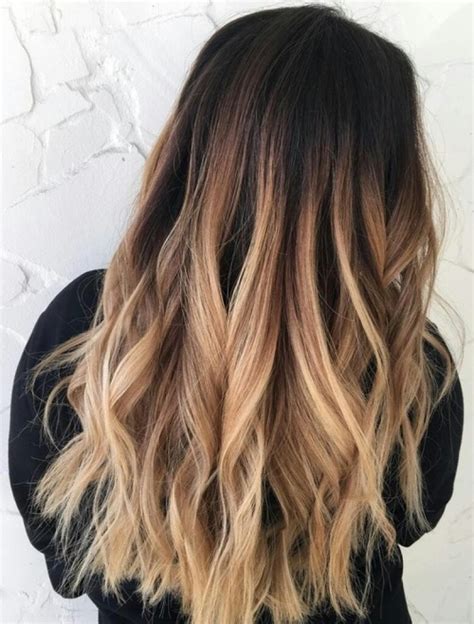 Ombre hair color describes the color that gradually changes from one darker shade at the roots to a different lighter shade at the ends in an even gradient. ALERTE : Tous les Ombre Hair les plus tendances de la saison