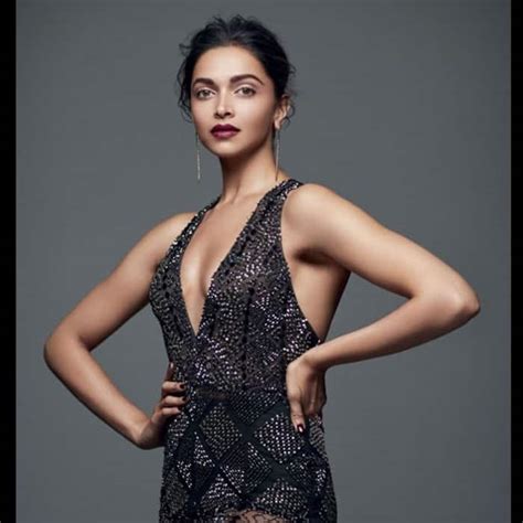 Deepika Padukone Shows Off Sexy Curves In Bodycon Outfit