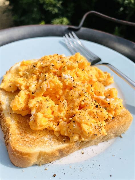Scrambled Eggs On Toast Super Easy Recipe Daisies And Pie