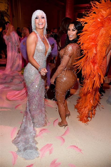 kim kardashian y jennifer lopez llevan leggings en un video de instagram vogue