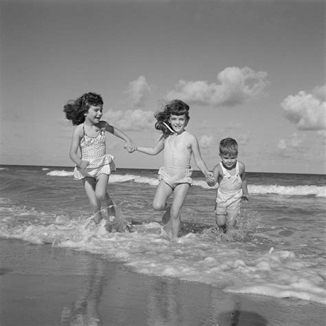 These Vintage Photographs Celebrate The Simple Easygoing Fun Of Summers Past Vintage Everyday