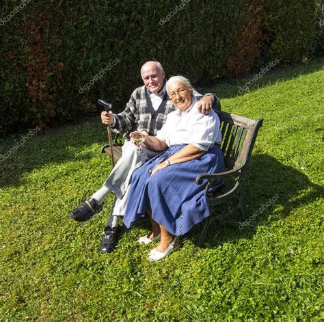 Elderly Couple Sitting In Their Garden And Enjoy Life — Stock Photo