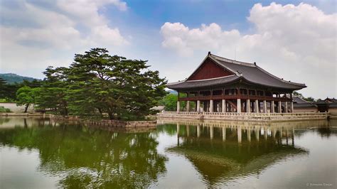 Gyeongbokgung is so centrally located that it's easy to find yourself there on an outing in seoul. Gyeongbokgung - Palace in Seoul - Thousand Wonders