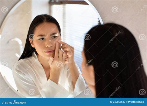 Mulher Chinesa Chateada Tocando Seu Rosto Apertando Espinha Imagem De