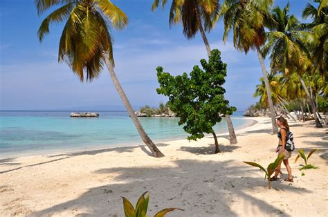 Le processus de révision des interventions des parties prenantes, l'assemblage du manuel et le Cocoyer Beach, in Petit-Goave. EXPERIENCE HAITI'S BEAUTY ...