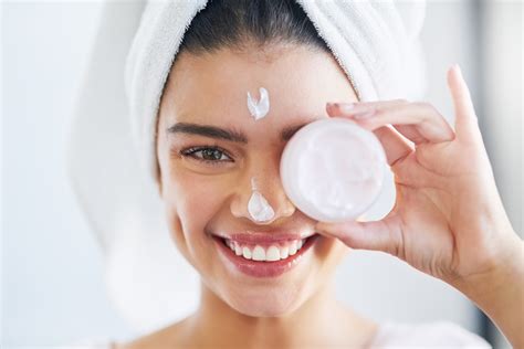 10 Erros de cuidados com a pele que estão danificando seu rosto À