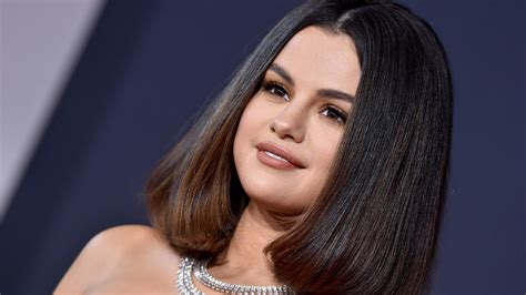 Selena Gomez Looked Back On Her “embarrassing” Fashion Moments Teen Vogue