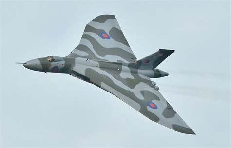 Filexh558 G Vlcn Avro Vulcan Last Flight Over Farnborough Cropped