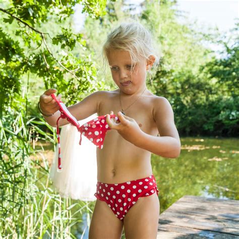 Bestäuber Eine Erkältung Bekommen Bewässerung Kinder In Bikini Brieftasche Deutlich Organisch