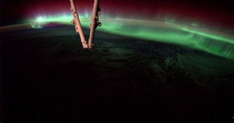 Pic Astronaut Tweets Amazing Images Of The Northern Lights From Space