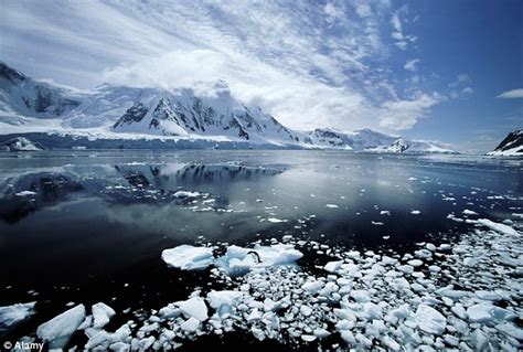 Bergerak ke utara, menjauh dari antartika, suhu air naik bagian yang tersisa mengalir ke antartika di mana ia berubah menjadi air terpadat di lautan, tenggelam ke dasar laut dan mengalir ke utara di. Rahasia Menakjubkan Benua Antartika | KASKUS