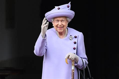 Regina Elisabeta A Ii A A Marii Britanii Sub Supraveghere Medicală