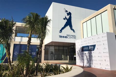 Rafael Nadal inaugura academia de tênis em complexo de resorts no