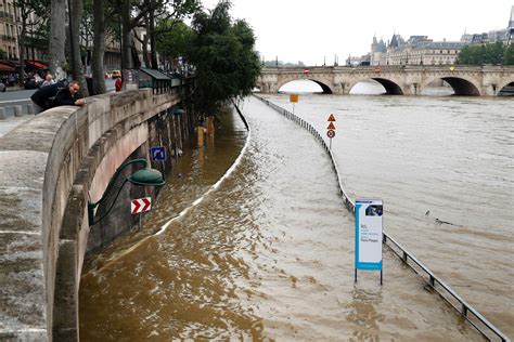 Paris Floods Threaten Artworks At Louvre Museum Cbs News