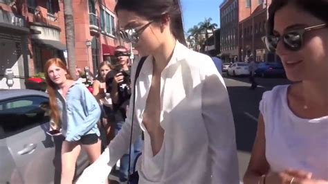 Kendall Jenner ose un énorme décolleté presque seins nus dans les rues