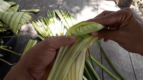 Assalamualaikum, saya kongsikan cara anyam ketupat sate, ketupat yang paling mudah bagi saya nak buat berbanding. Cara buat ketupat palas Ori Kedah (Buka daun) Bahagian 1 ...