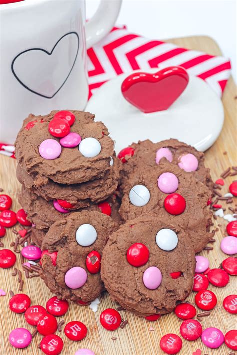 Grab another team's colors, or valentine's day colors … the possibilities are endless! Valentine's Day Chocolate M&M's Cookies | Simplistically ...