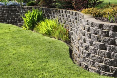 Retaining Wall With Geotextile And Geogrid Reinforcement