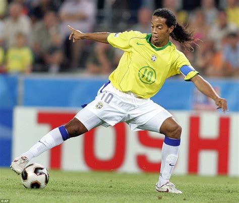 Tren Gaya 31 Ronaldinho Soccer Player