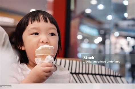 Gadis Asia Berusia 3 Tahun Dengan Wajah Makan Es Krim Kerucut Foto Stok Unduh Gambar Sekarang