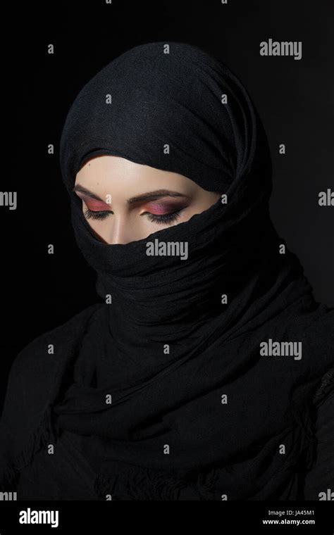 Augen In Niqab Fotos Und Bildmaterial In Hoher Auflösung Alamy