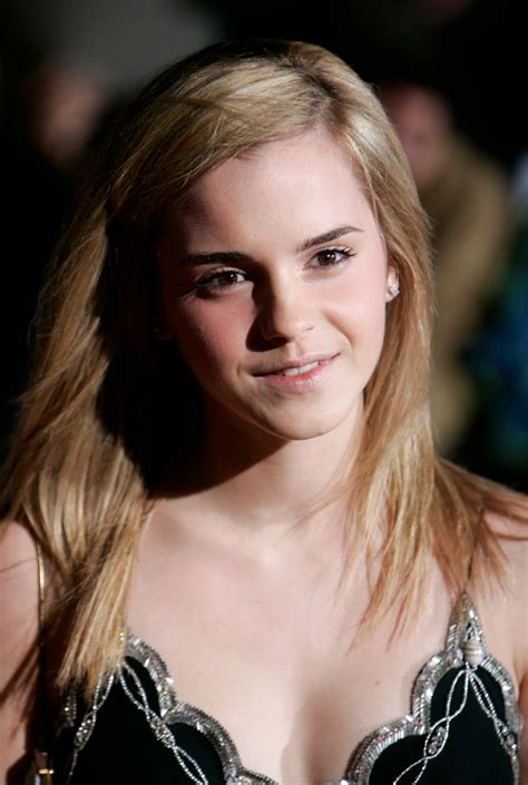 Upskirt Artis Emma Watson Receives Elle Style Icon Award