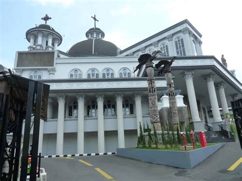 Gereja terbesar itu ada di pontianak, kalimantan barat. Inilah 10 Gereja Terbesar dan Indah yang Ada di Indonesia