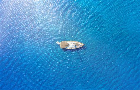 Pemandangan Udara Kapal Pesiar Di Laut Biru Air Jernih Transparan Di