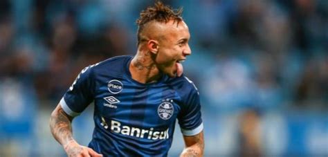 His birthday, what he did before fame, his family life, fun trivia facts, popularity rankings, and more. Everton Soares seduce a la Premier League | Fichajes.net