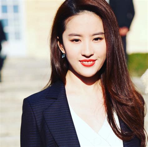 Lưu diệc phi chật vật cố thoát bóng tiểu long nữ. LƯU DIỆC PHI: Lưu Diệc Phi lộ mặt cứng với phần cằm khác ...