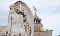 Beso de la Muerte en Barcelona: historia de la escultura ~ EspectáculosBCN