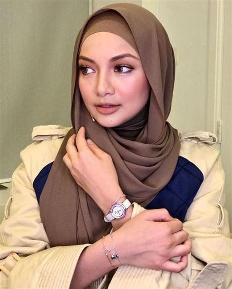 While her peers chose to coast on the high life of a celebrity, neelofa took a road less travelled when she founded naelofar hijab, as she yearned for something that's more sustainable. Kerana Gambar Makan Malam Bersama, Cinta Hans Isaac Dan ...