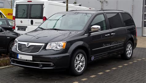 File:Lancia Voyager 2.8 MultiJet 16v Gold – Frontansicht, 10. März 2012