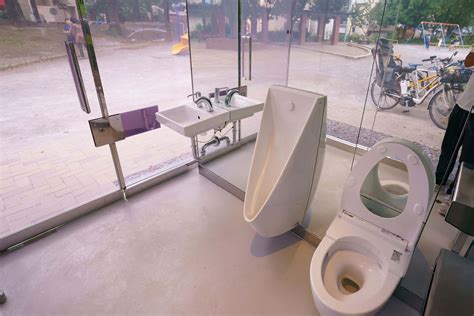 Doorzichtig Openbaar Toilet Is Nieuwste Innovatie In Het Land Dat