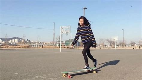 Instagram Hyojoo Ko La Joven Skater Que Acompaña Sus Paseos En Monopatín Con Bailes