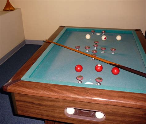 (flying pool balls are usually not appreciated in your local tavern). Fichier:Bumper pool table.jpg — Wikipédia