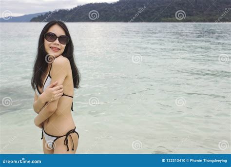 Aziatische Bikinivrouw Met Het Slanke Lichaam Zwemmen In Blauw My Xxx Hot Girl