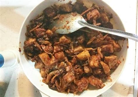 Tumis semua bumbu halus, tambahkan daun salam dan sereh, tumis hingga wangi dan matang masukkan bahan isian yamg telah di. Resep Sambal goreng tahu tempe ikan teri oleh Syf Vety Al ...