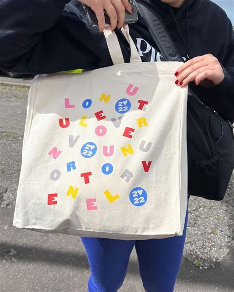 Harry Styles Updates On Instagram A Look At The Love On Tour Tote