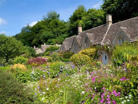 21 Stunning English Cottage Garden Flowers