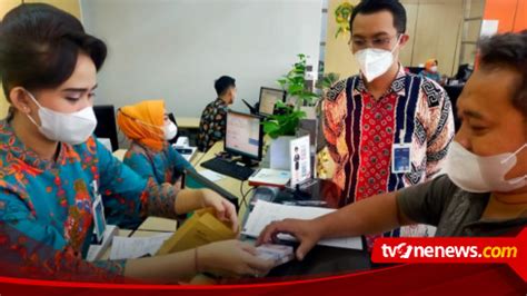 Uang Baru 5 Ribuan Favorit Diburu Warga Di Bojonegoro Untuk Lebaran