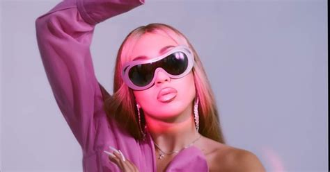 Kali Uchis bajo fuego por publicitar su música con las protestas en