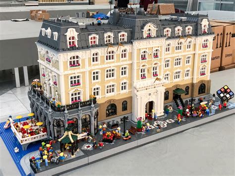 Hotel Streetside 2 Bb2017 Lego Hotel Lego Architecture Lego Modular