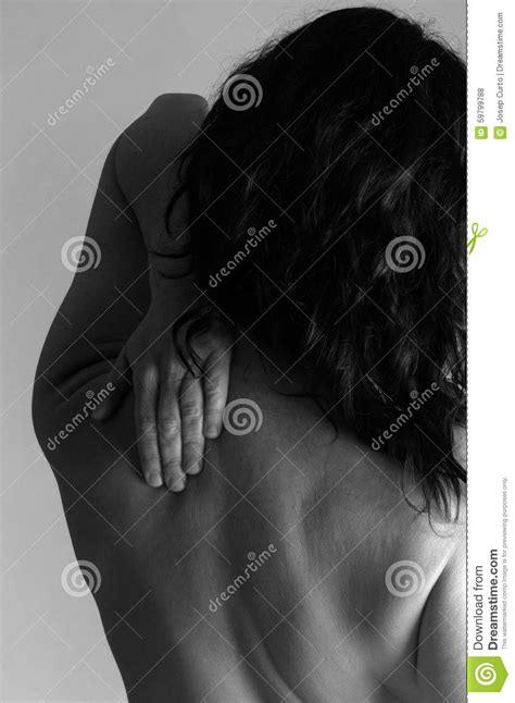 Donna Nuda Con Un Dolore Alla Schiena Su Grey Fotografia Stock Immagine Di Nero Nanometro