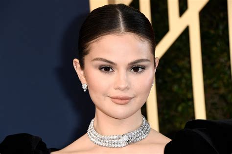 selena gomez es la última en probar el estilo pamela anderson updo de los 90 entretenimiento