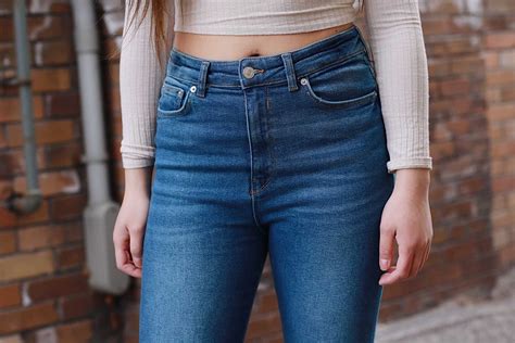 How To Wear High Waisted Jeans For Petites